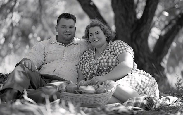 Una pareja vintage negra y blanca disfrutando de un picnic