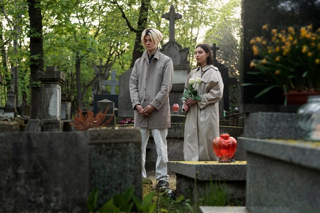 Pareja visitando una tumba juntos en el cementerio