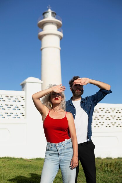 Foto gratuita pareja de vista frontal en el faro