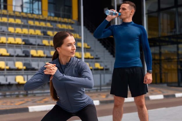 Foto gratuita pareja de vista frontal haciendo ejercicios de entrenamiento