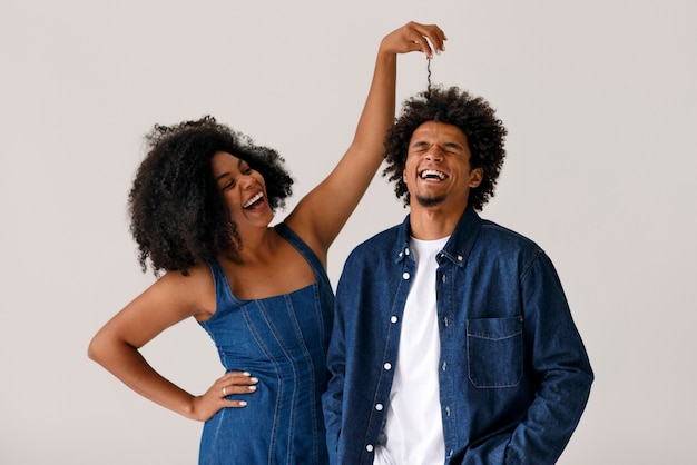 Foto gratuita pareja de vista frontal con peinados afro