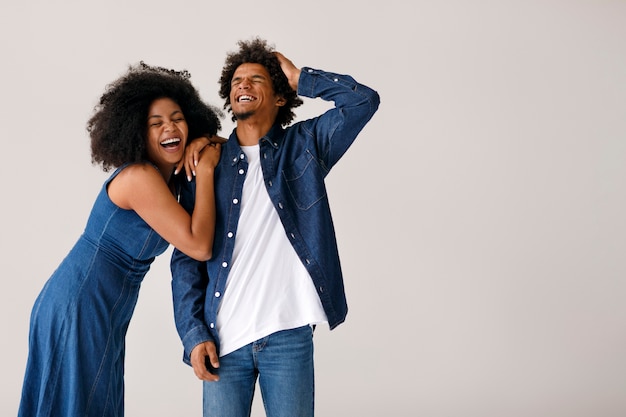 Foto gratuita pareja de vista frontal con peinados afro