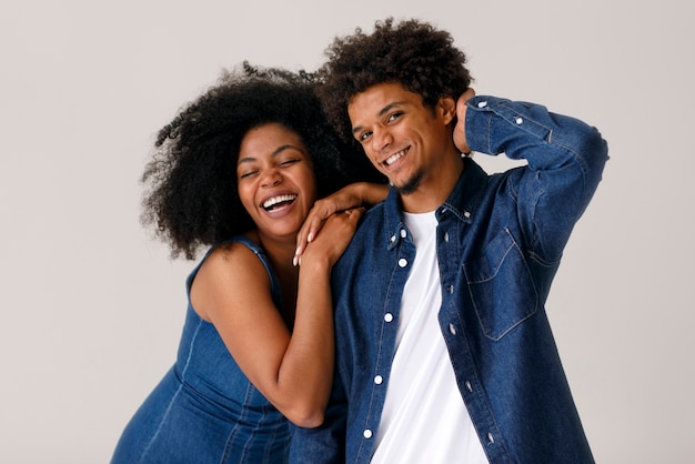 Pareja de vista frontal con peinados afro