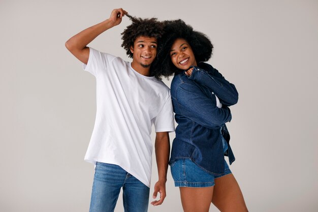 Pareja de vista frontal con peinados afro