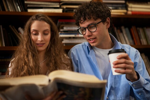 Pareja de vista frontal que tiene una cita en la librería