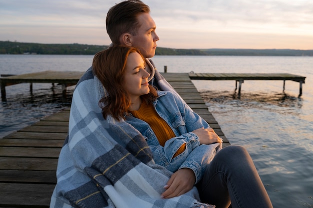 Foto gratuita pareja de vista lateral en actitud cariñosa