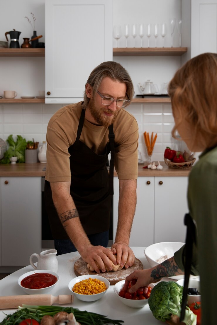 Foto gratuito pareja de vista lateral con deliciosa pizza