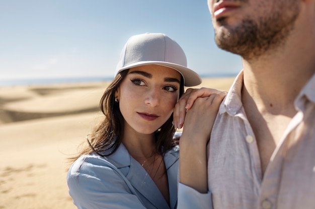 Foto gratuita pareja de vista lateral en el desierto