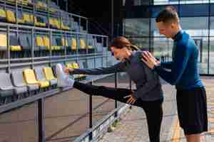 Foto gratuita pareja de vista lateral haciendo ejercicios de entrenamiento