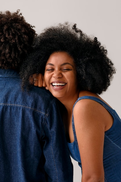 Foto gratuita pareja de vista lateral con peinados afro