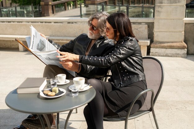 Pareja vistiendo ropa de cuero sintético