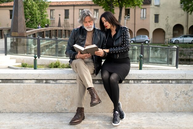 Pareja vistiendo ropa de cuero sintético