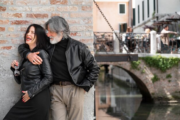 Pareja vistiendo ropa de cuero sintético