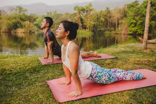 Pareja, yoga y bonita naturaleza