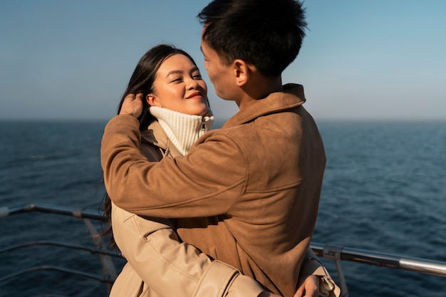 Foto gratuita parejas abrazándose cerca del mar