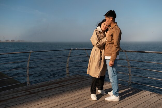 Parejas abrazándose cerca del mar