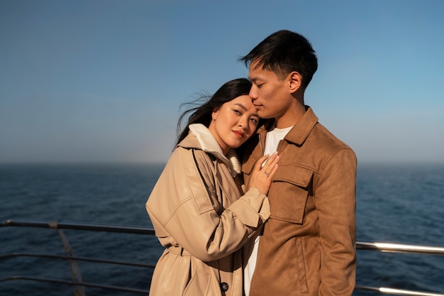 Foto gratuita parejas abrazándose cerca del mar