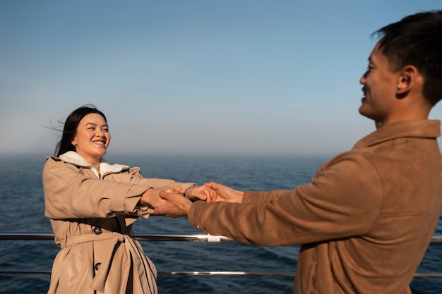 Parejas abrazándose cerca del mar