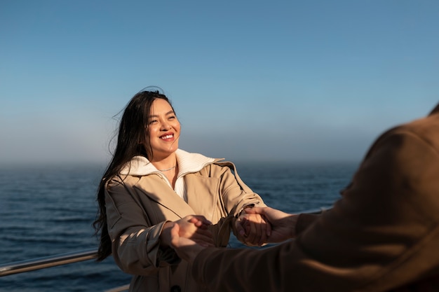 Foto gratuita parejas abrazándose cerca del mar