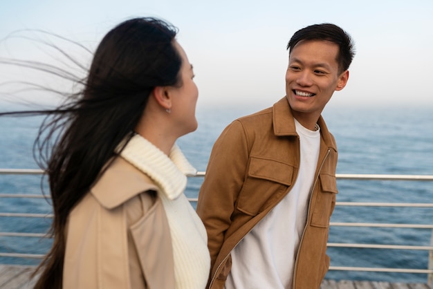 Parejas abrazándose cerca del mar