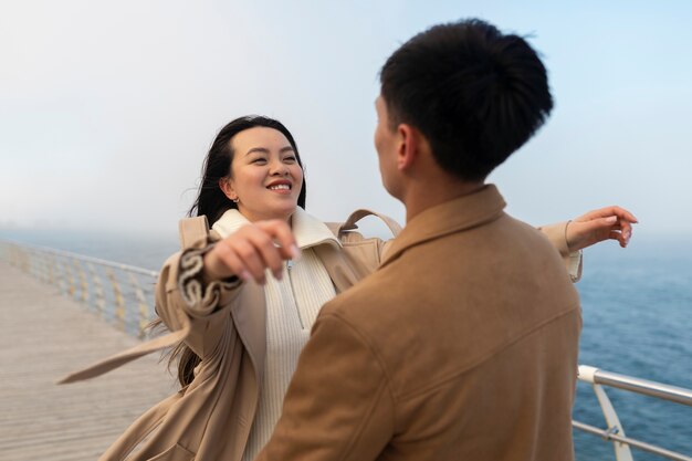 Parejas abrazándose cerca del mar