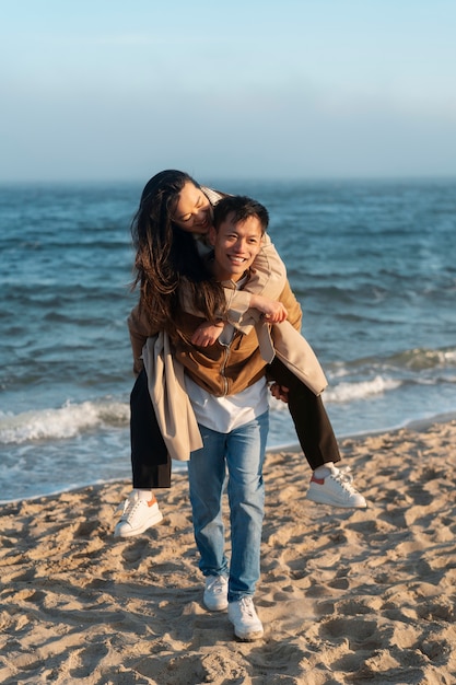 Foto gratuita parejas abrazándose cerca del mar