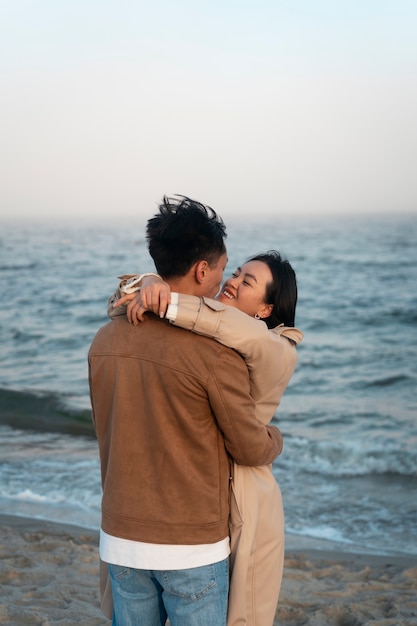 Parejas abrazándose cerca del mar