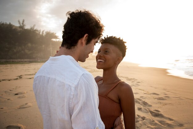 Foto gratuita parejas abrazándose cerca del mar