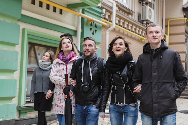 Parejas alegres caminando en la calle