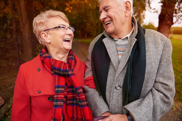 Las parejas ancianas al aire libre divirtiéndose mucho