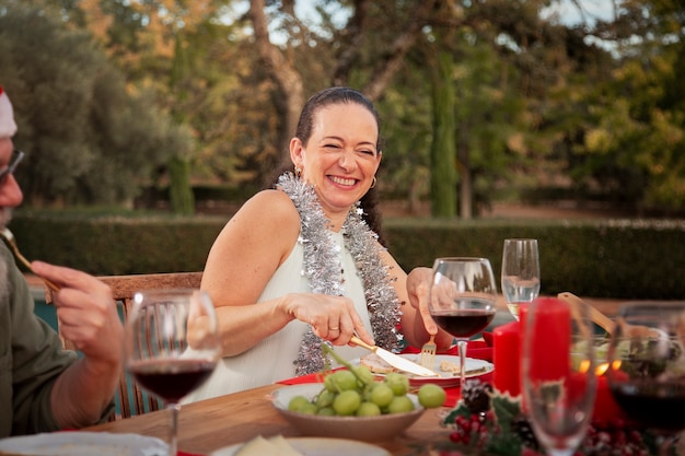 Foto gratuita las parejas ancianas celebrando la navidad en el hemisferio sur