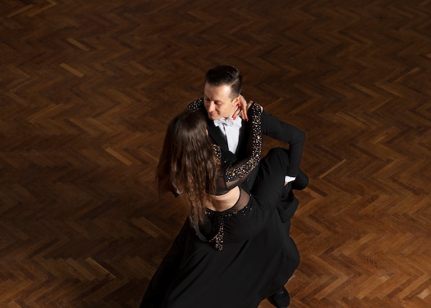 Foto gratuita parejas de baile de salón actuando juntas en el escenario