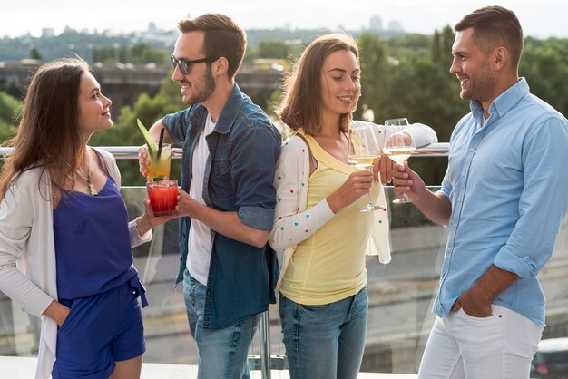 Parejas brindis en una fiesta en la terraza.