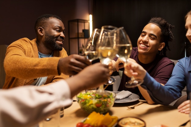 Foto gratuita parejas celebrando cumpleaños