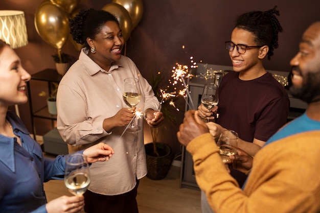 Foto gratuita parejas celebrando cumpleaños