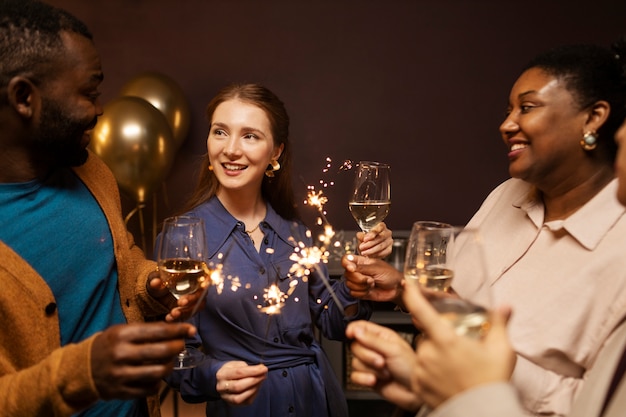 Foto gratuita parejas celebrando cumpleaños