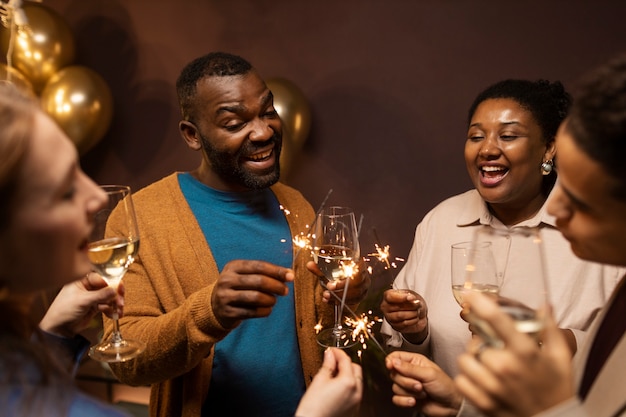 Foto gratuita parejas celebrando cumpleaños