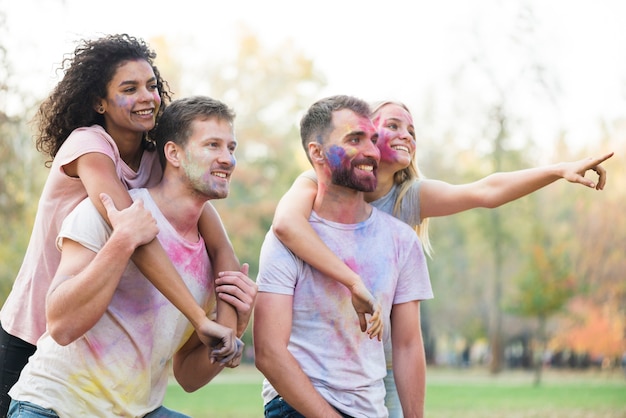 Parejas coloridas posando mientras apunta lejos