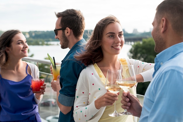 Parejas discutiendo en una fiesta en la terraza