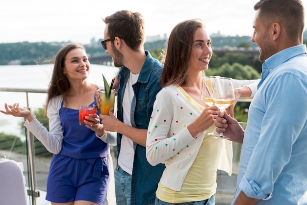 Parejas discutiendo en una fiesta en la terraza