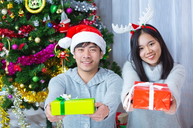 parejas disfrutando con regalo de navidad