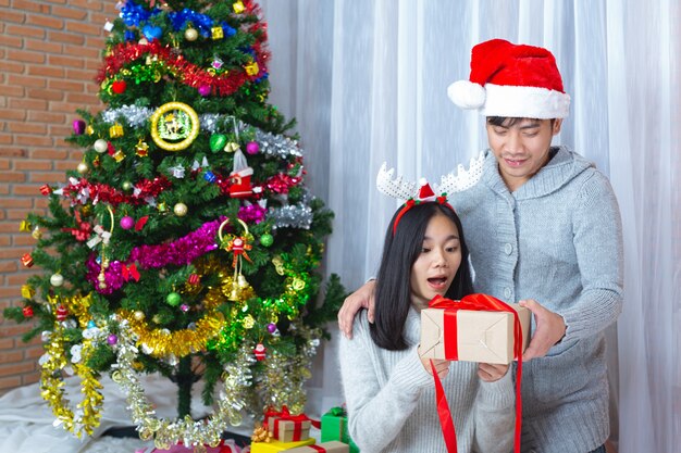 parejas disfrutando con regalo de navidad