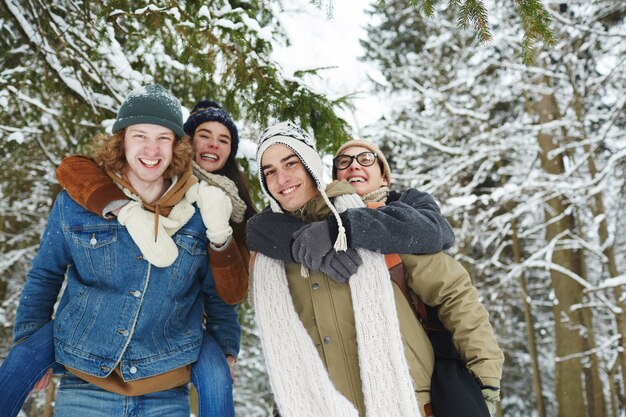 Parejas en el hermoso bosque de invierno