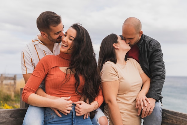 Foto gratuita parejas jóvenes besándose