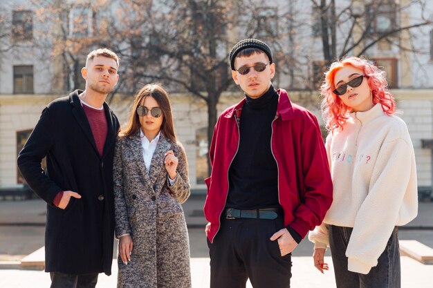 Parejas jóvenes posando en la calle de la ciudad