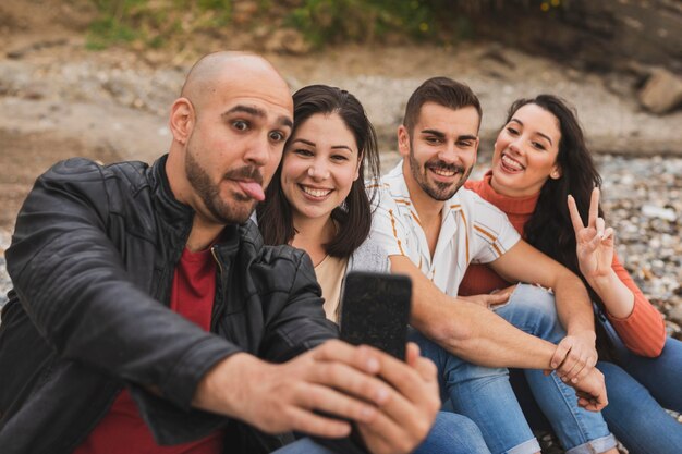 Foto gratuita parejas jóvenes que toman selfie juntos