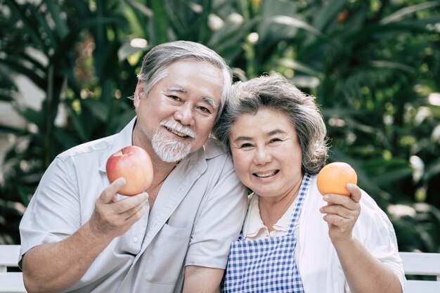 Parejas mayores cocinando comida sana juntos