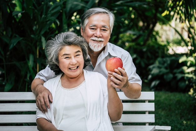 Parejas mayores jugando y comiendo algo de fruta