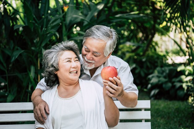 Parejas mayores jugando y comiendo algo de fruta