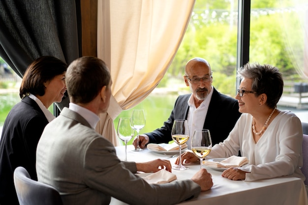 Foto gratuita parejas mayores juntas en un restaurante de lujo